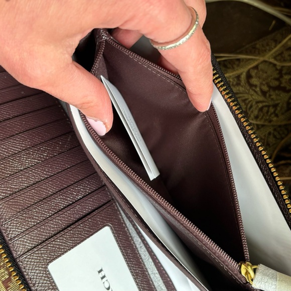 Authentic COACH 1941 Crossgrain leather zip around large wristlet - Picture 10 of 15